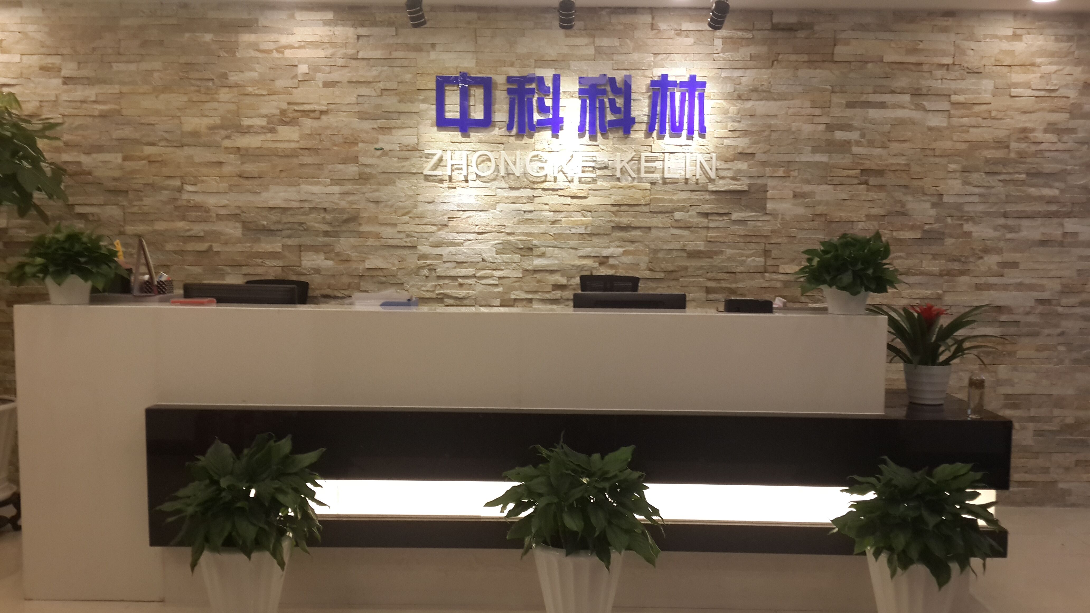 前臺(tái) 前臺(tái)